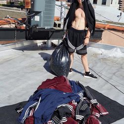 Rocco Ritchie posando con varias sudaderas de la colección de Alexander Wang para Adidas Originals