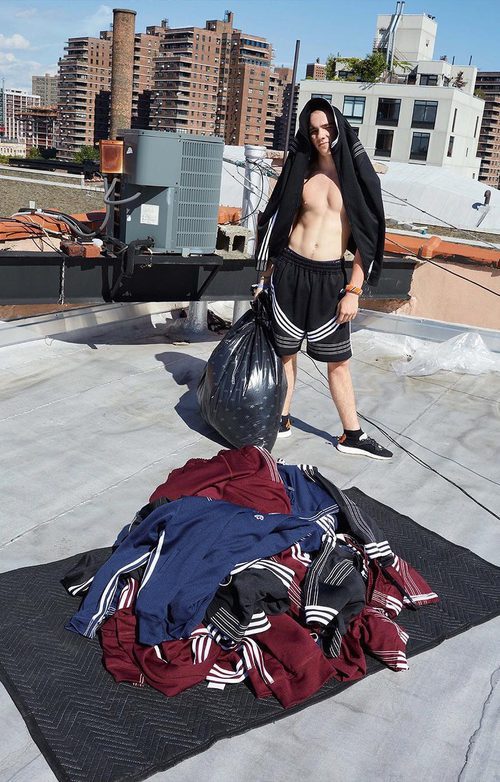 Rocco Ritchie posando con varias sudaderas de la colección de Alexander Wang para Adidas Originals