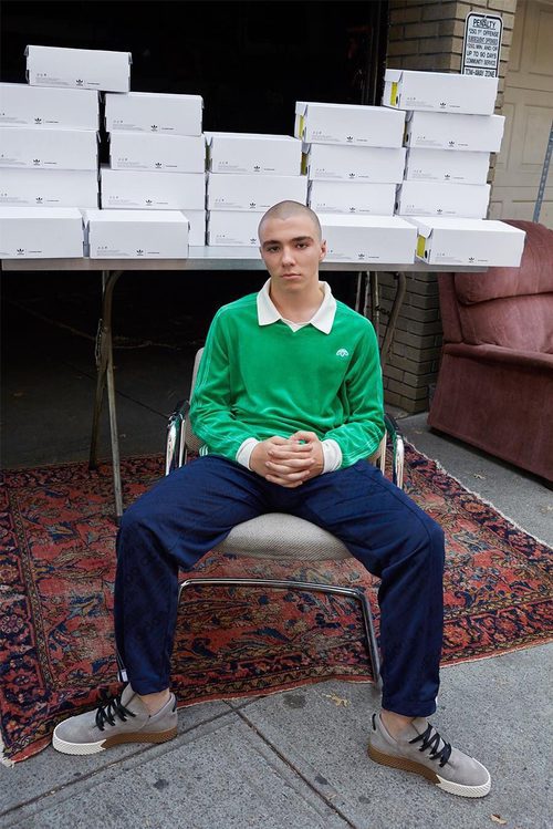 Rocco Ritchie con una sudadera verde de la colección de Alexander Wang para Adidas Originals