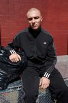 Rocco Ritchie con un chándal negro de la colección de Alexander Wang para Adidas Originals
