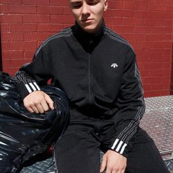 Rocco Ritchie con un chándal negro de la colección de Alexander Wang para Adidas Originals