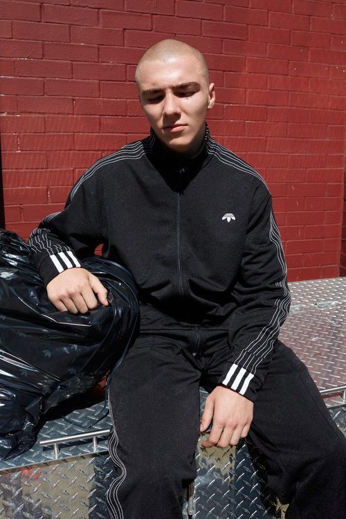 Rocco Ritchie con un chándal negro de la colección de Alexander Wang para Adidas Originals