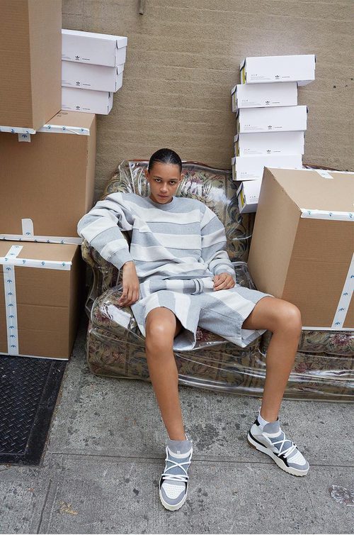 Total look a rayas de la colección cápsula de Alexander Wang para Adidas Originals