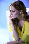 Olivia Palermo con un conjunto de joyería de Piaget primavera/verano 2017