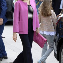 La Reina Letizia con una chaqueta rosa fucsia en la Misa de Pascua en Mallorca 2016