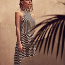 Nicole Richie posando con un vestido a rayas para la nueva colección 'House of Harlow 1960 x Revolve'