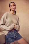 Short denim y un jersey crop top para la nueva colección 'House of Harlow 1960 x Revolve' de Nicole Richie
