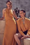 Nicole Richie posando con un vestido mostaza para la nueva colección 'House of Harlow 1960 x Revolve'