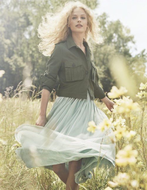 Falda vaporosa en azul pastel y parka en verde militar para la colección SpringSummer 2017 de H&M