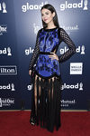 Victoria Justice con un vestido azul y negro en los GLAAD Media Awards 2017