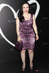 Alaska con un vestido ajustado de leopardo