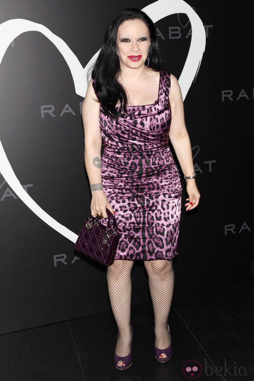 Alaska con un vestido ajustado de leopardo