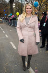 Jessica Simpson con un abrigo pequeño para ella