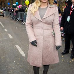 Jessica Simpson con un abrigo pequeño para ella