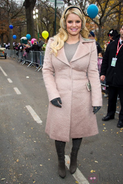 Jessica Simpson con un abrigo pequeño para ella
