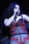 Alaska con un jumpsuit transparente