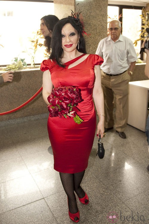 Alaska, de rojo, en el día de su boda