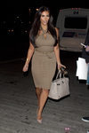 Kim Kardashian con un modelo en tonos camel