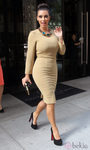 Kim Kardashian con un modelo muy ajustado en beige