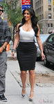 Kim Kardashian de blanco y negro