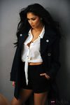 Nicole Scherzinger con shorts y camisa blanca