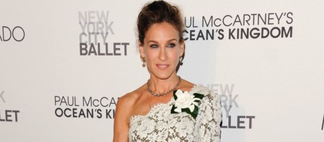 Sarah Jessica Parker con vestido de encaje blanco de Stella McCartney