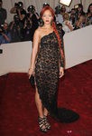 Rihanna con un vestido largo de encaje negro