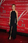Amanda Hearst, de negro, con un cinturón con borlas