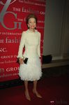 Lee Radziwill con un vestido beige con falda de plumas