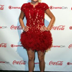 Blake Lively con un vestido de encaje y plumas granate
