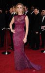 Scarlett Johansson con un vestido de encaje largo en color berenjena