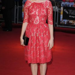 Michelle Williams con un vestido de encaje rojo corte pink lady