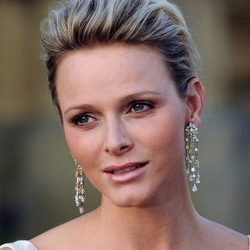 Los pendientes largos de Charlene Wittstock