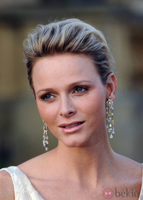 Los pendientes largos de Charlene Wittstock
