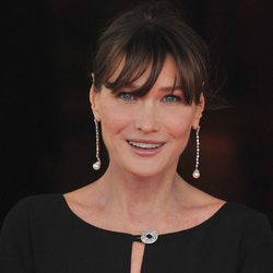 Los pendientes largos de Carla Bruni
