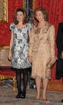 Look de la reina Sofía con vestido lady de color tostado y textura satinada con brocados florales en tonos beige claro
