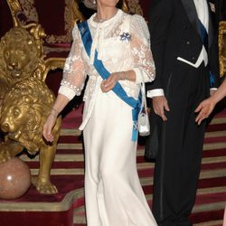 Look de la reina Sofía con vestido de gala largo en color blanco roto y mangas transparentes con detalles florales en relieve 