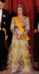 Look de la reina Sofía con vestido de gala largo en color amarillo pastel con llamativos detalles florales en tonos morados y amarillo intenso