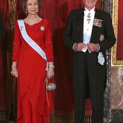 Look de la reina Sofía con vestido de gala largo en color rojo con volantes en la parte inferior y detalles glitter en la parte superior