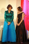 Look de la reina Sofía con vestido de gala largo de tendencia color block combinando falda en azul cian y chaqueta en verde de textura satinada