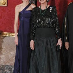 Look de la reina Sofía con vestido de gala largo compuesto por falda en verde dark y fajín y parte superior negra glitter