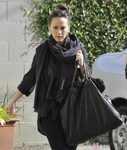 Jennifer Love Hewitt con un maxibolso negro