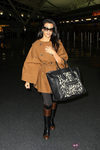Kourtney Kardashian con un maxibolso