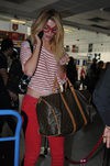 Misha Barton con un maxibolso Louis Vuitton