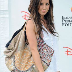 Ashley Tisdale con un maxibolso étnico