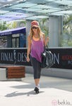 Ashley Tisdale con maxibolso negro y look sporty