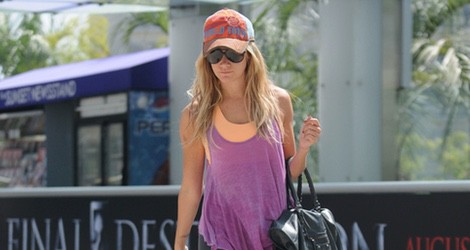Ashley Tisdale con maxibolso negro y look sporty