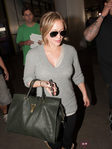 Hillary Duff con maxibolso verde