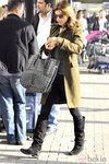 Elisabetta Canalis con un bolso XXL