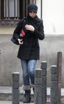 Eva González muy abrigada con abrigo de paño